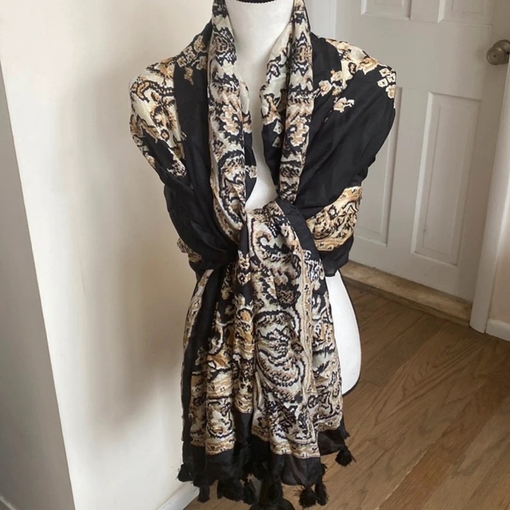 Elegant Black and Cream Paisley Scarf